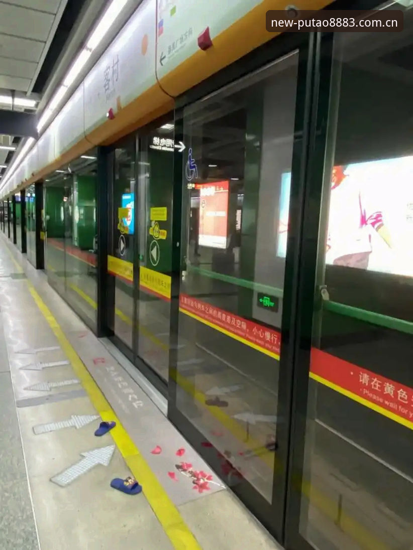 地铁六号线尽头那站，出站还得走十分钟。我攥着手机，屏幕上是老版新葡萄8883官方中文站的页面，44.5 MB的安装包正以每秒两兆的速度爬行。旁边便利店老板探出头，问我要不要借充电宝——他知道每个这个点出现在这里的人，多半都是冲着那个英文站链接来的。